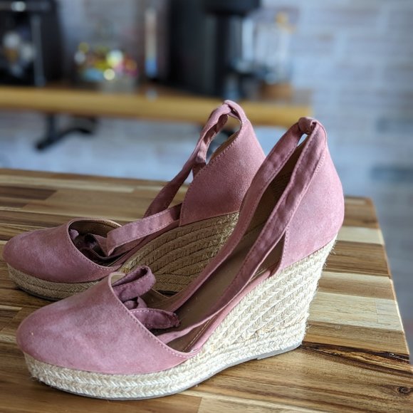 Shoes - Picture 4 of 5